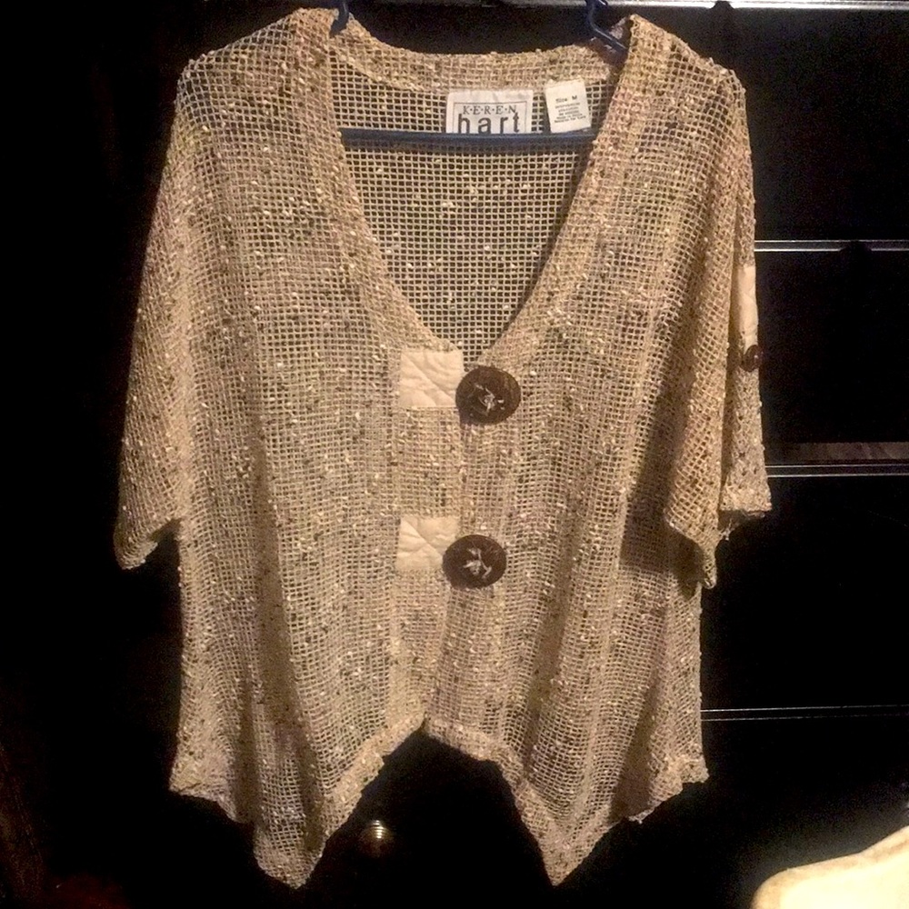 Medium light jacket with short sleeves.